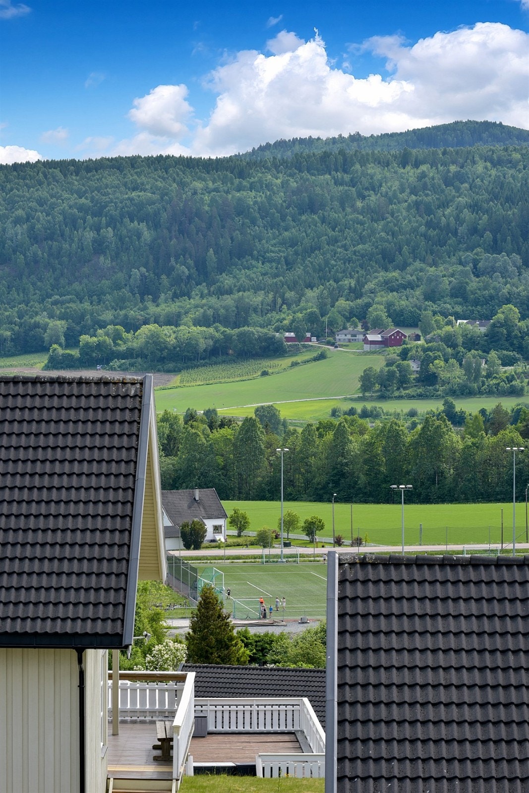 Utsikt mot skogkledte åser og bygda nedenfor. Det er kort vei til idrettsanlegg. Galleribilde