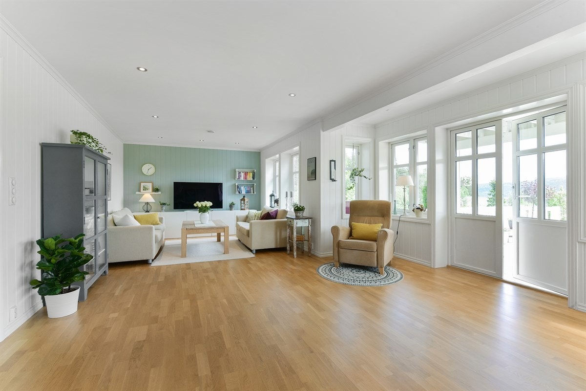 Gode vindusflater gir fine lysforhold og det er utgang via tofløyet terrassedør til en meget stor og flott terrasse. Galleribilde