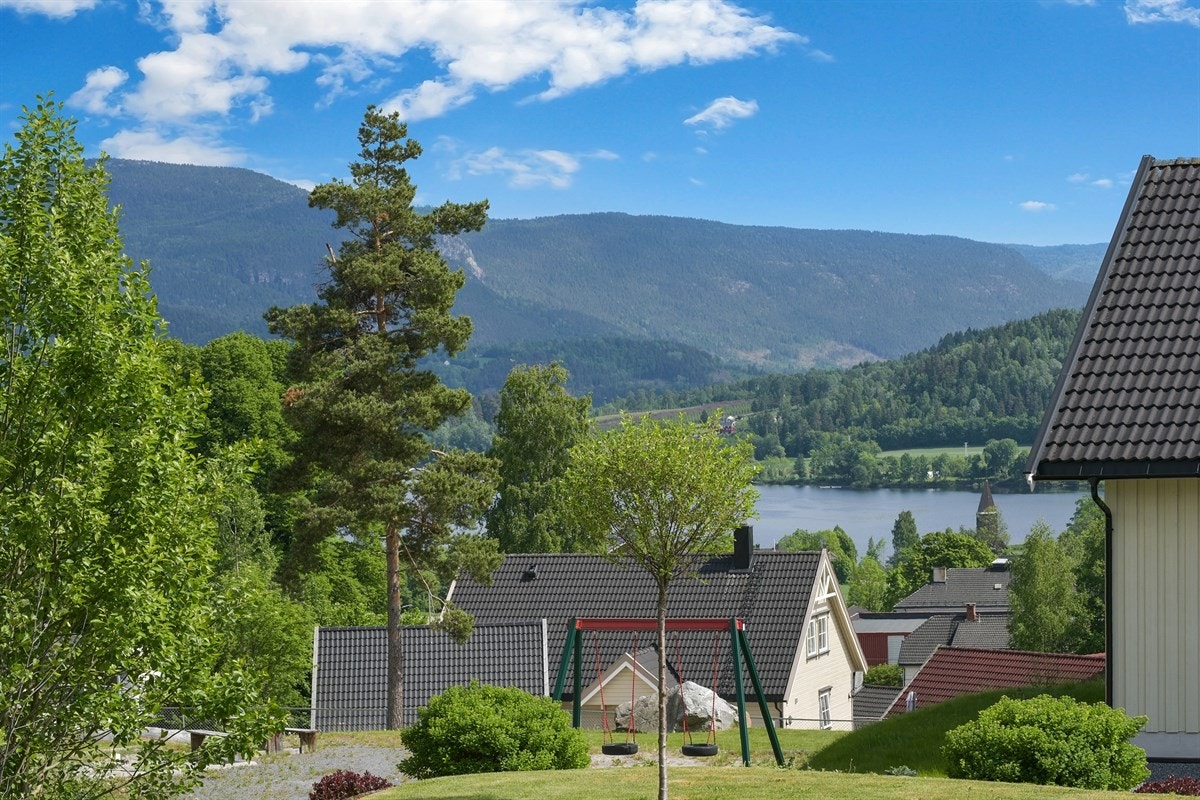 Utsikt til Fiskumvannet. Lekeplass rett nedenfor tomta. Galleribilde