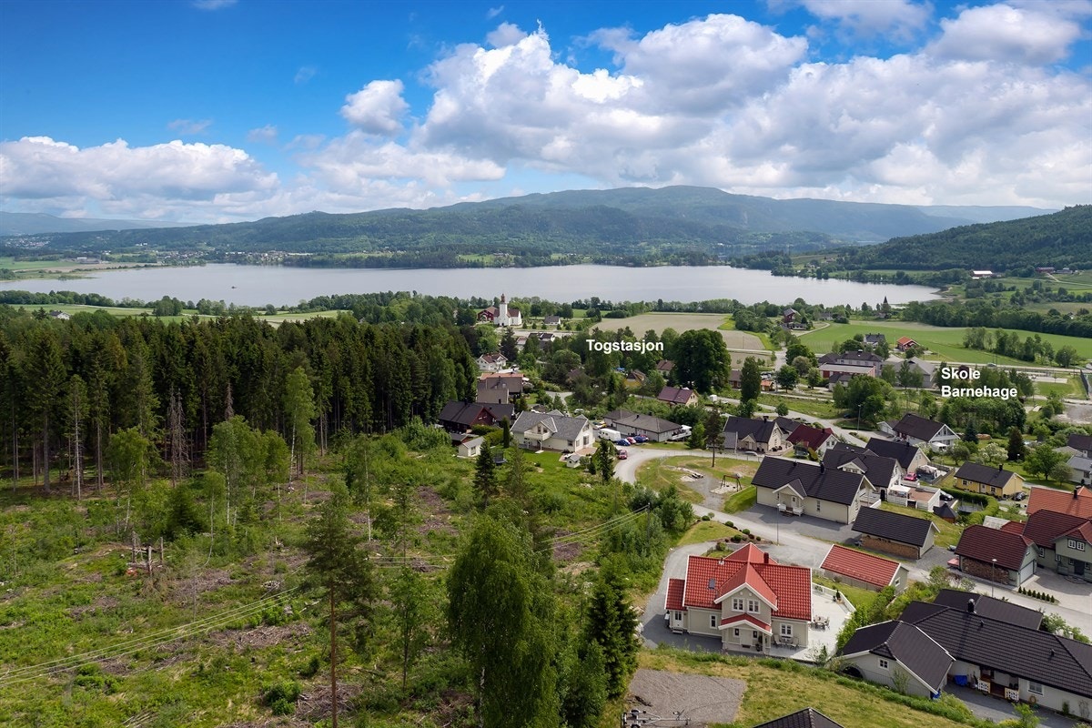 Det er kort vei til skole, barnehage, togstasjon, butikk og idrettsanlegg. Galleribilde