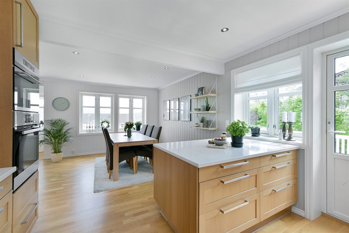 For øvrig er kjøkkenet holdt i samme stil som stuen med vannbåren gulvvarme og downlights. Det er egen utgang til herlig terrasse fra kjøkkenet. Galleribilde