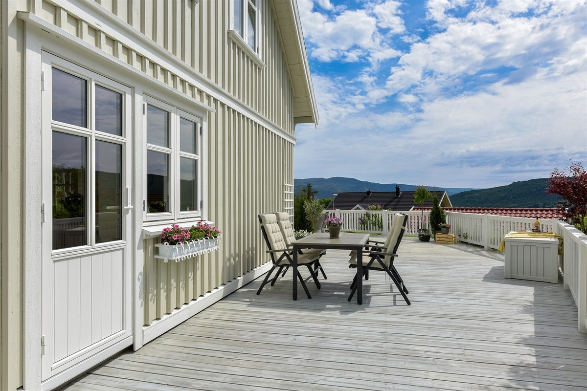 Eiendommen har også gode solforhold fra sola står opp til ca. kl. 21 sommerstid. Galleribilde