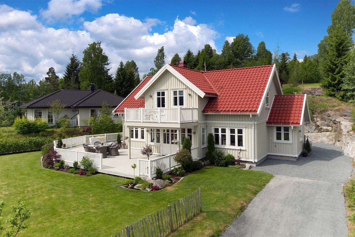 Den romslige tomten har flotte solforhold som kan nytes fra en pent opparbeidet hage, terrasse langs tre sider av boligen og en herlig balkong. Galleribilde