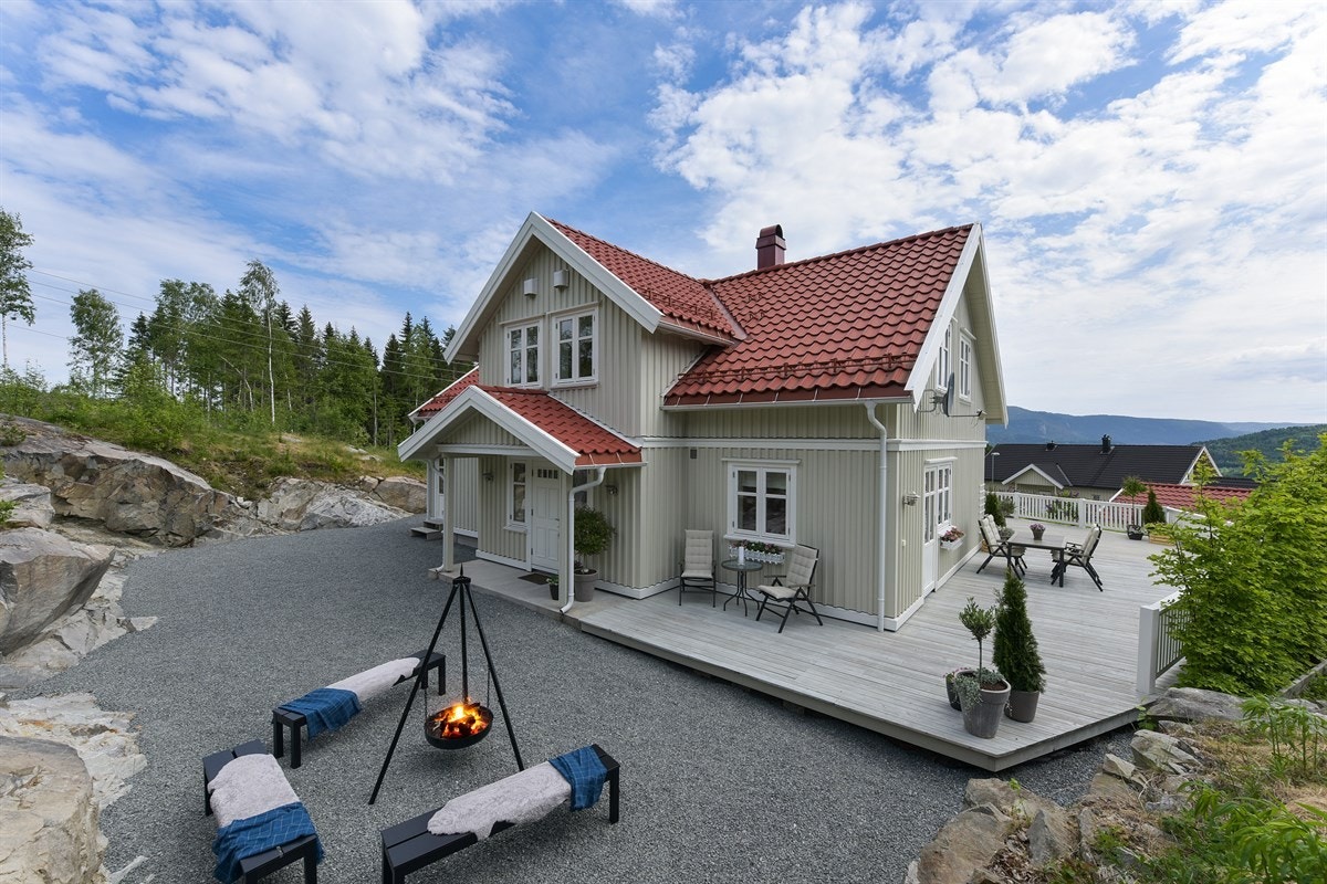 Eiendommen har en solrik tomt på godt over ett mål med fin beliggenhet nest øverst i boligfeltet. Galleribilde