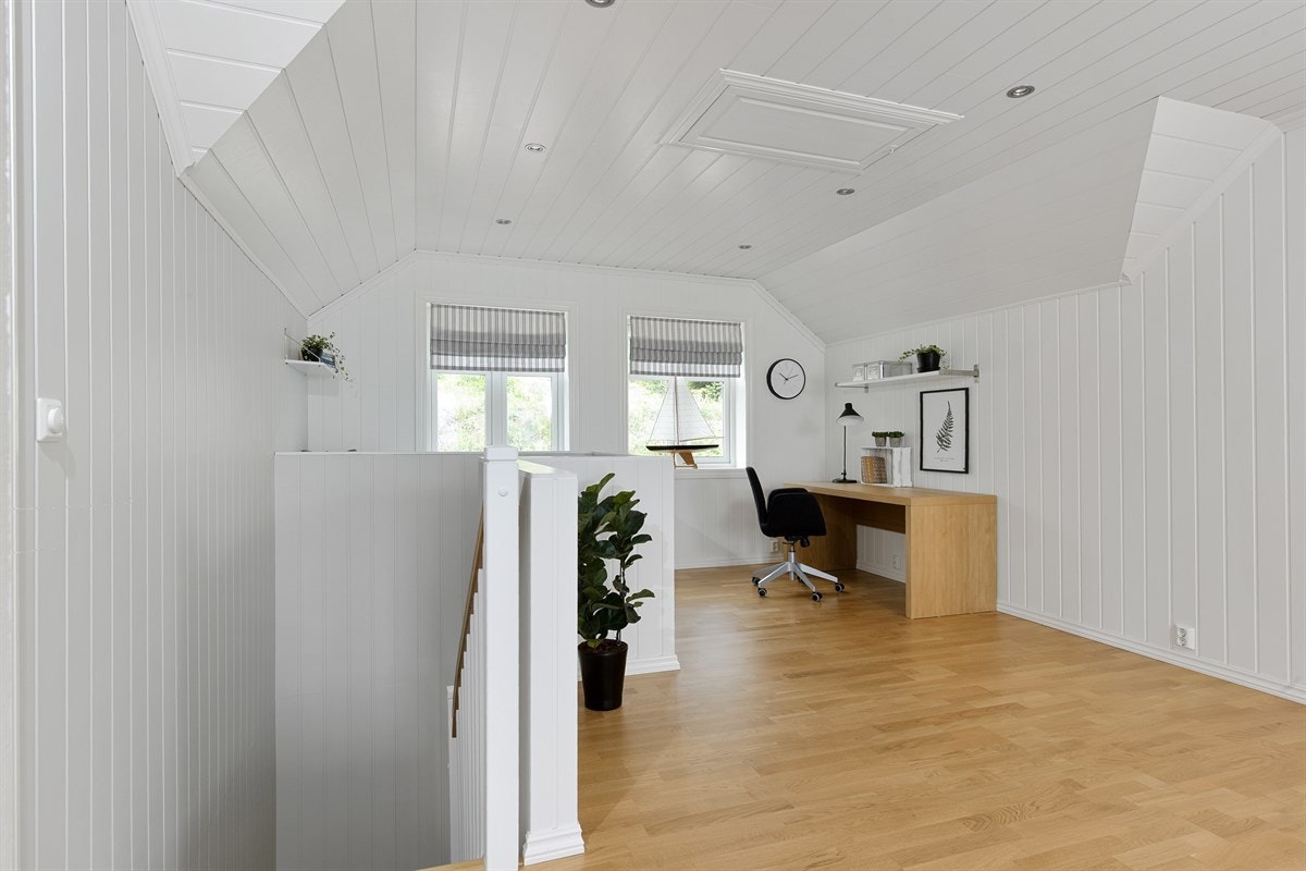 Boligen er oppvarmet med vannbåren gulvvarme i hele første etasje og på bad i andre etasje. Det er mulighet for å koble til vannbåren varme i loftstuen. Galleribilde