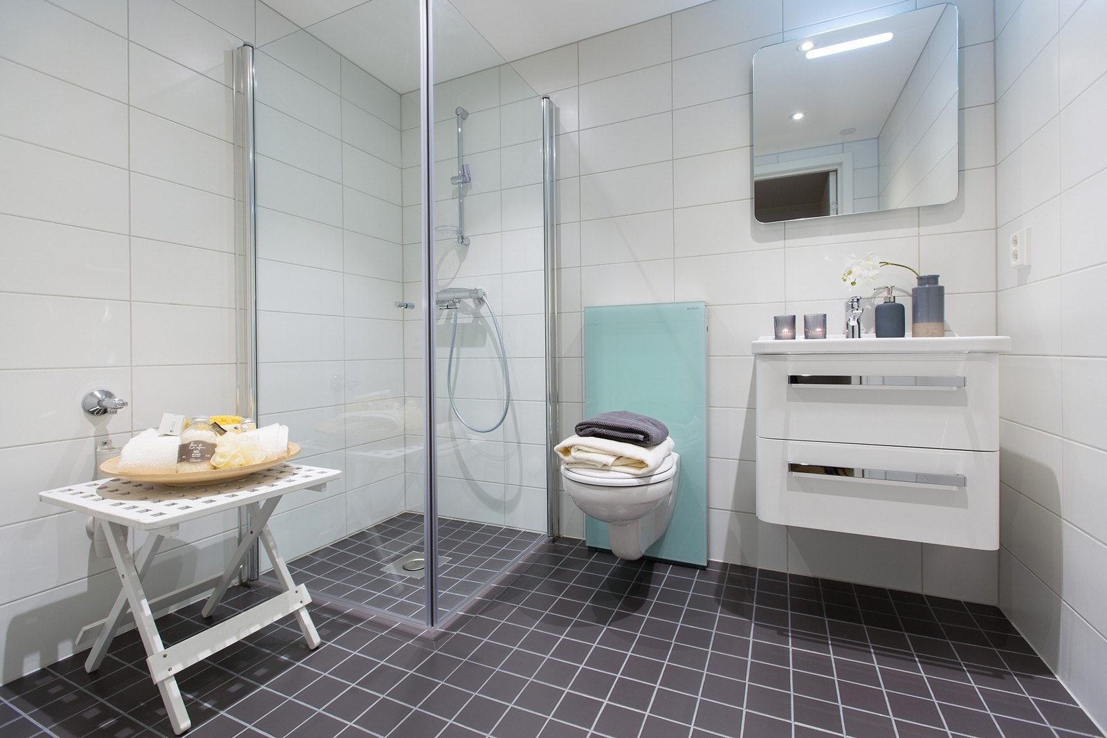 Det er opplegg for vaske-/tørkemaskin på hovedbadet i tilknytning entréen. Galleribilde