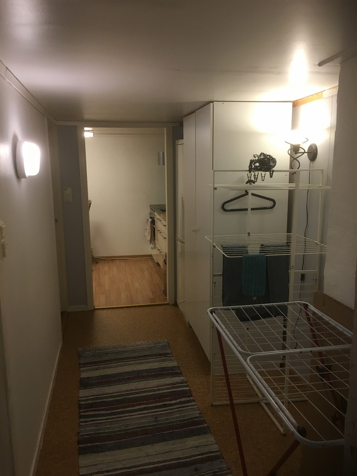 Gang mot bad og kjøkken Galleribilde