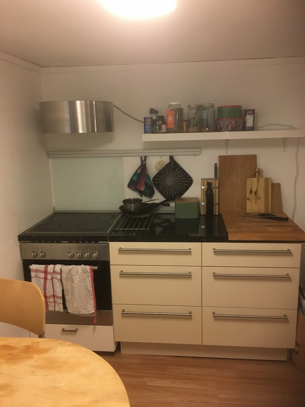 Kjøkken andre siden, komfyr Galleribilde