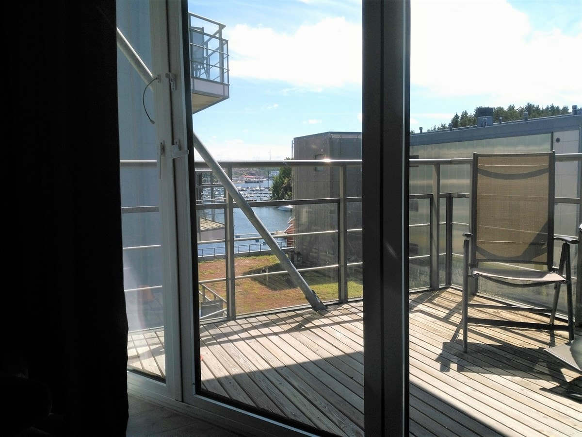 Utsikten og balkongen sett fra stuen. Galleribilde