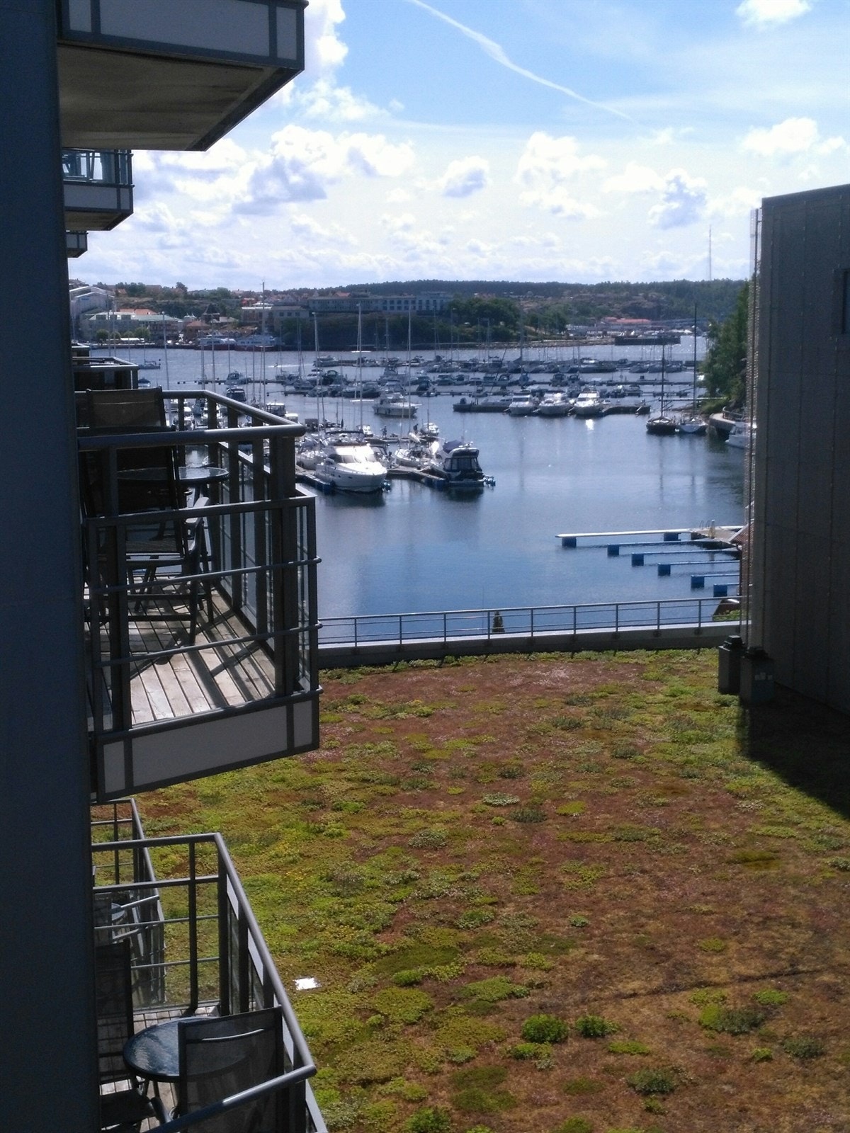 Utsikt fra balkongen og deler av stuen. Leiligheten ligger nær havnen! Galleribilde