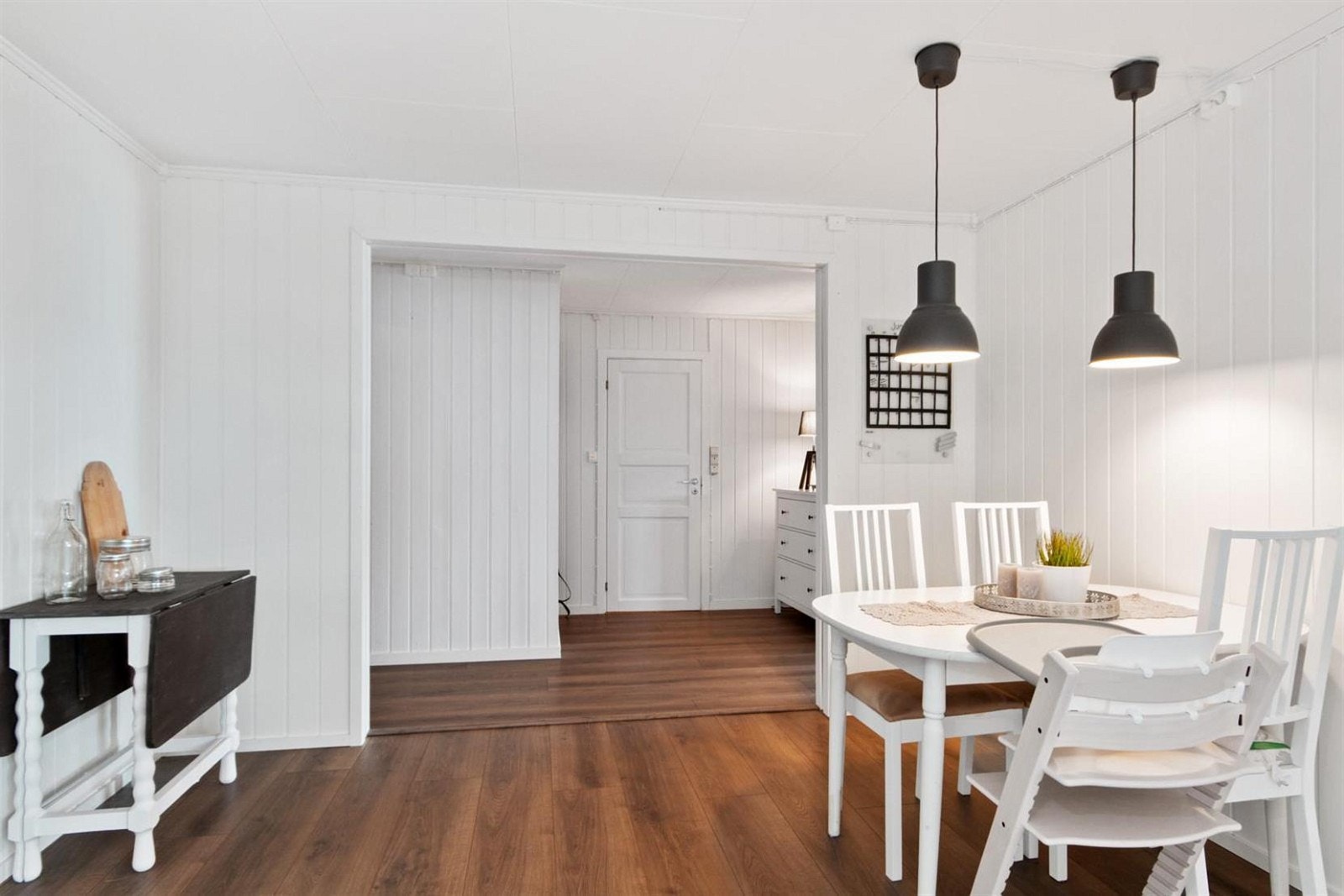 Kjøkken med spiseplass, perfekt for en behagelig hverdag. Galleribilde
