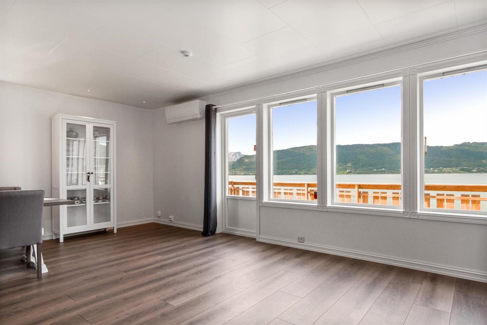 Lys og luftig stue med utgang til terrasse på ca 22 kvm. På terrassen kan du nyte nydelig fjord utsikt og gode solforhold Galleribilde