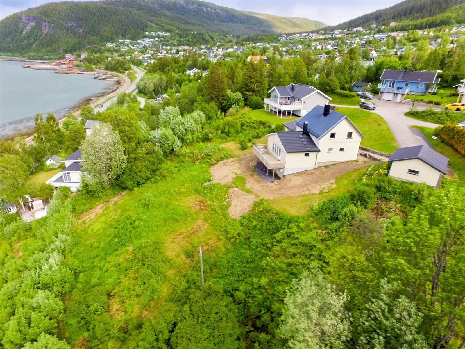 Velkommen til Nygata 66. En innholdsrik og trivelig enebolig, fint plassert i rolige, barnevennlige omgivelser. Eiendommen består av to tomter på til sammen nesten 4 mål, med nydelig fjordutsikt. Galleribilde