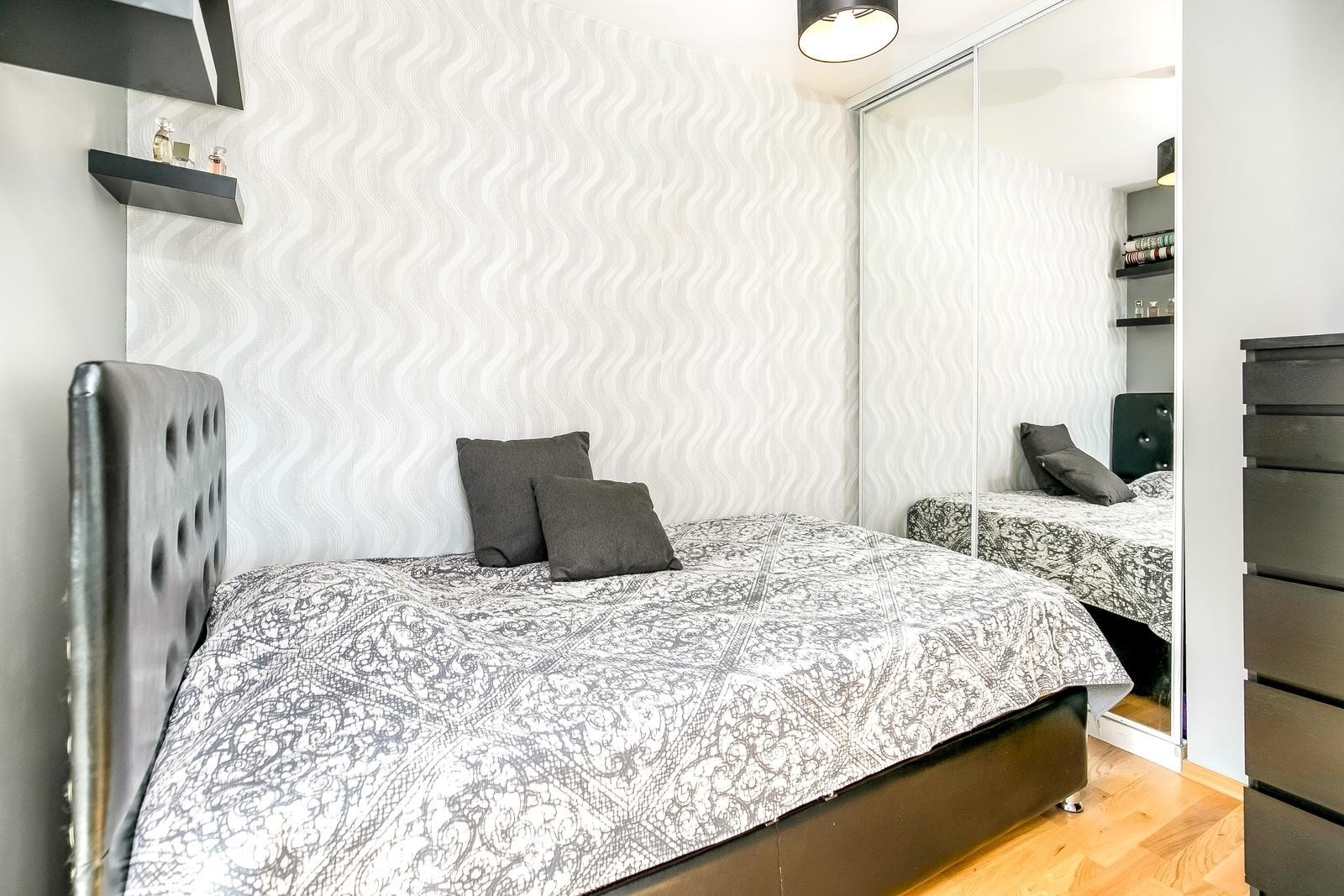 Soverom 2 med skyvedørsgarderobe Galleribilde