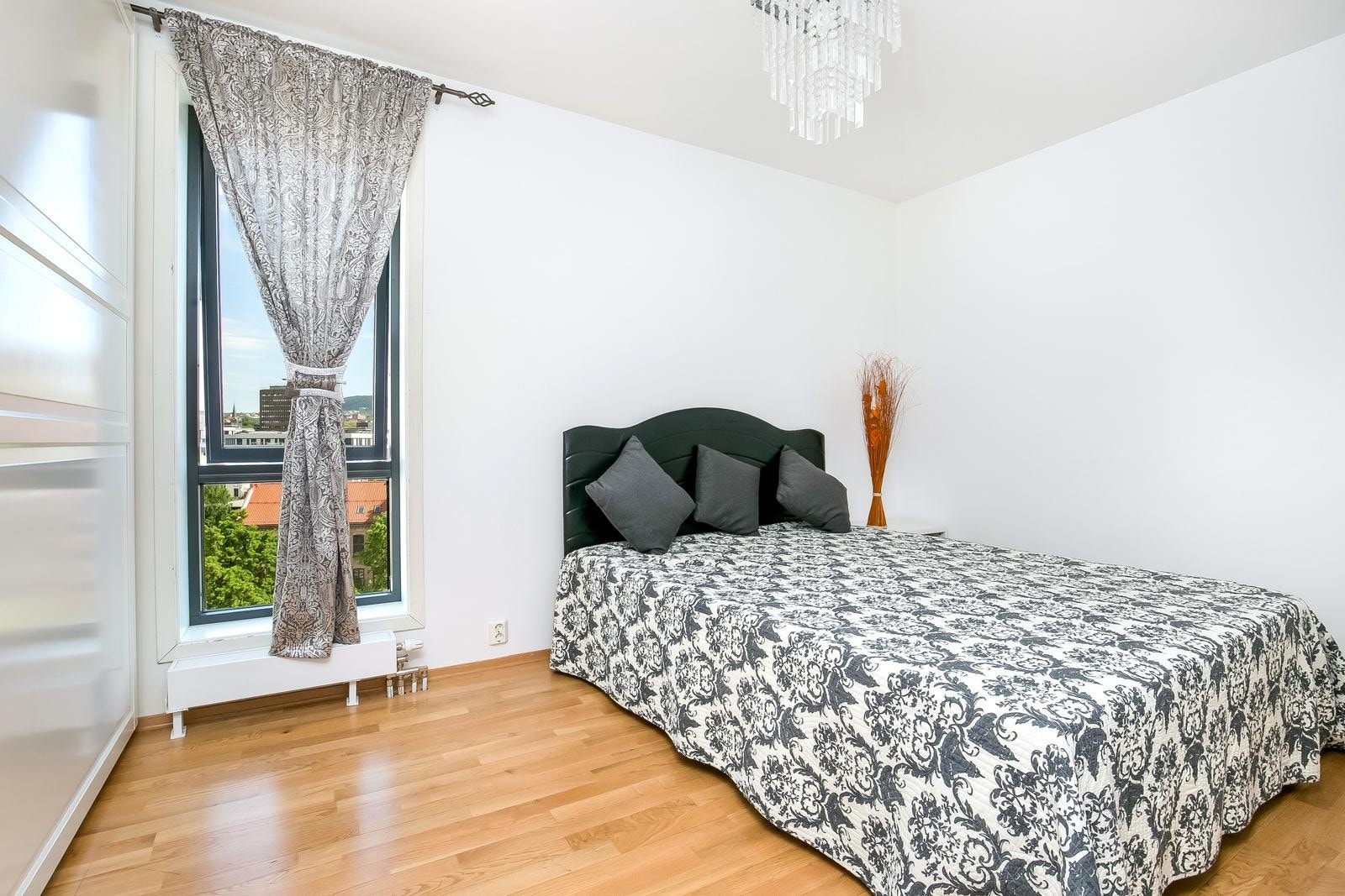 Hoved soverommet med skyvedørsgarderobe og god plass til større seng Galleribilde