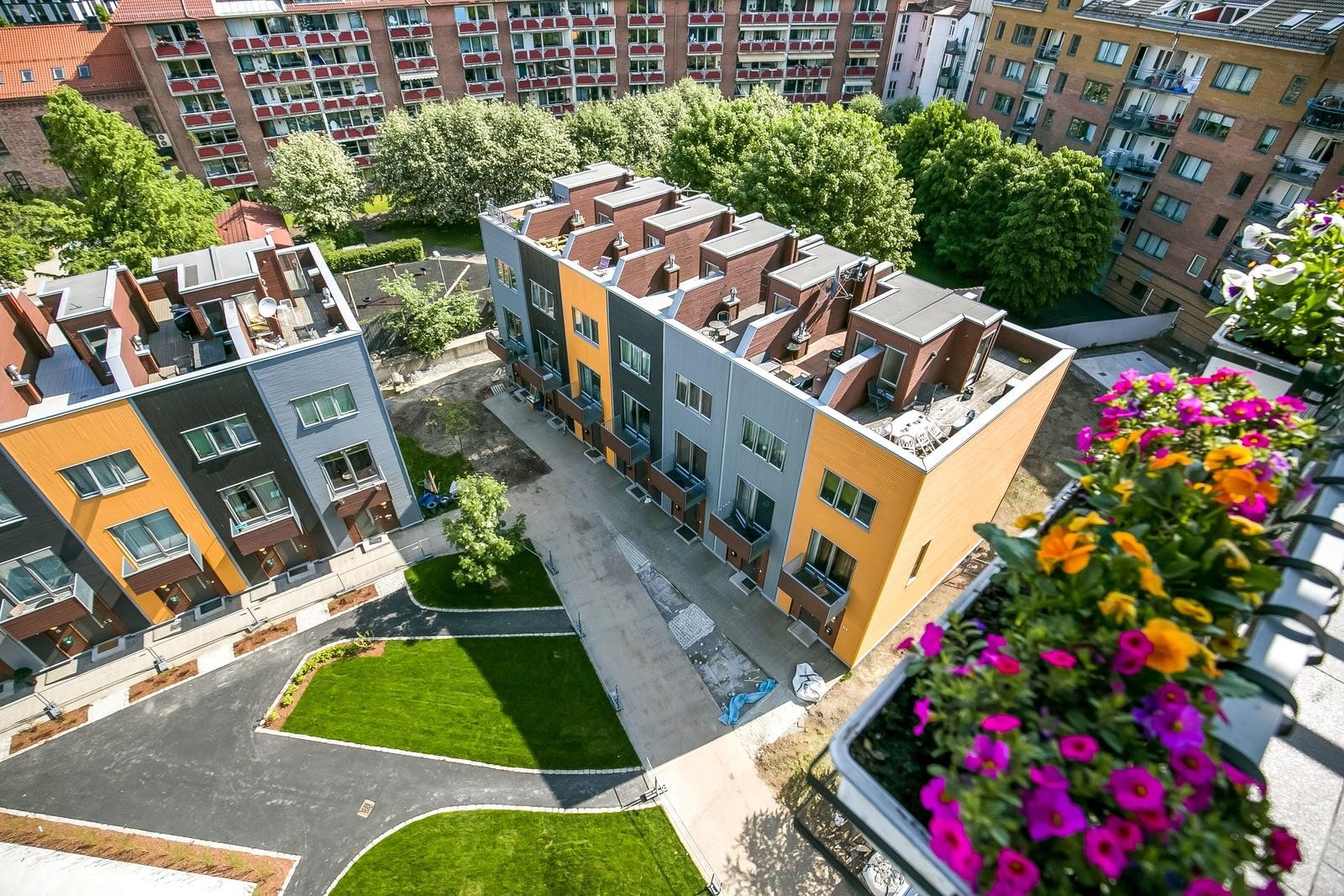 Utsikt over bakgård Galleribilde