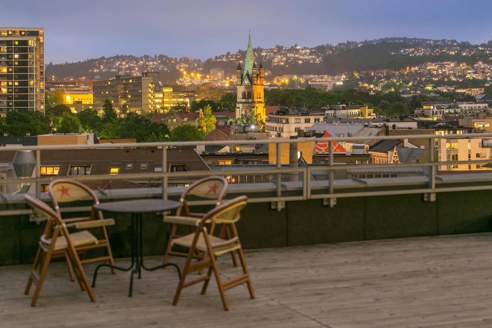 Fantastisk utsikt, både fra felles takterrasse og leilighetens to balkonger! Galleribilde