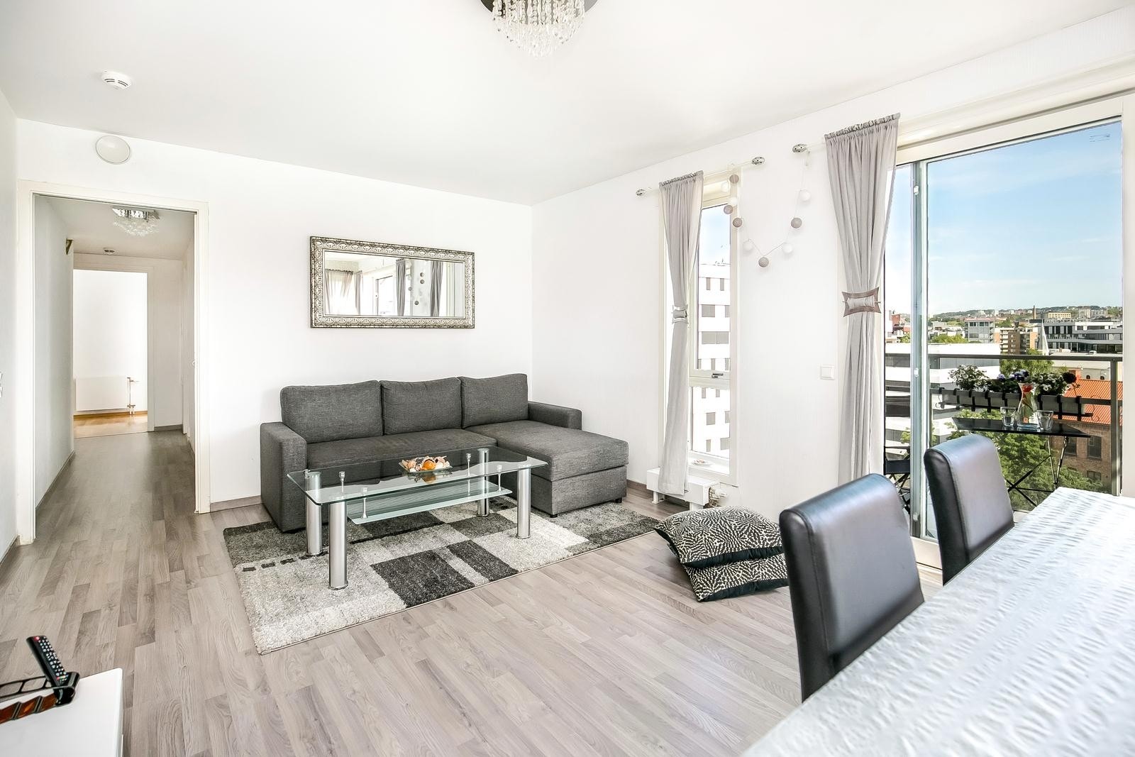 Stuen er i lyse og moderne farger Galleribilde