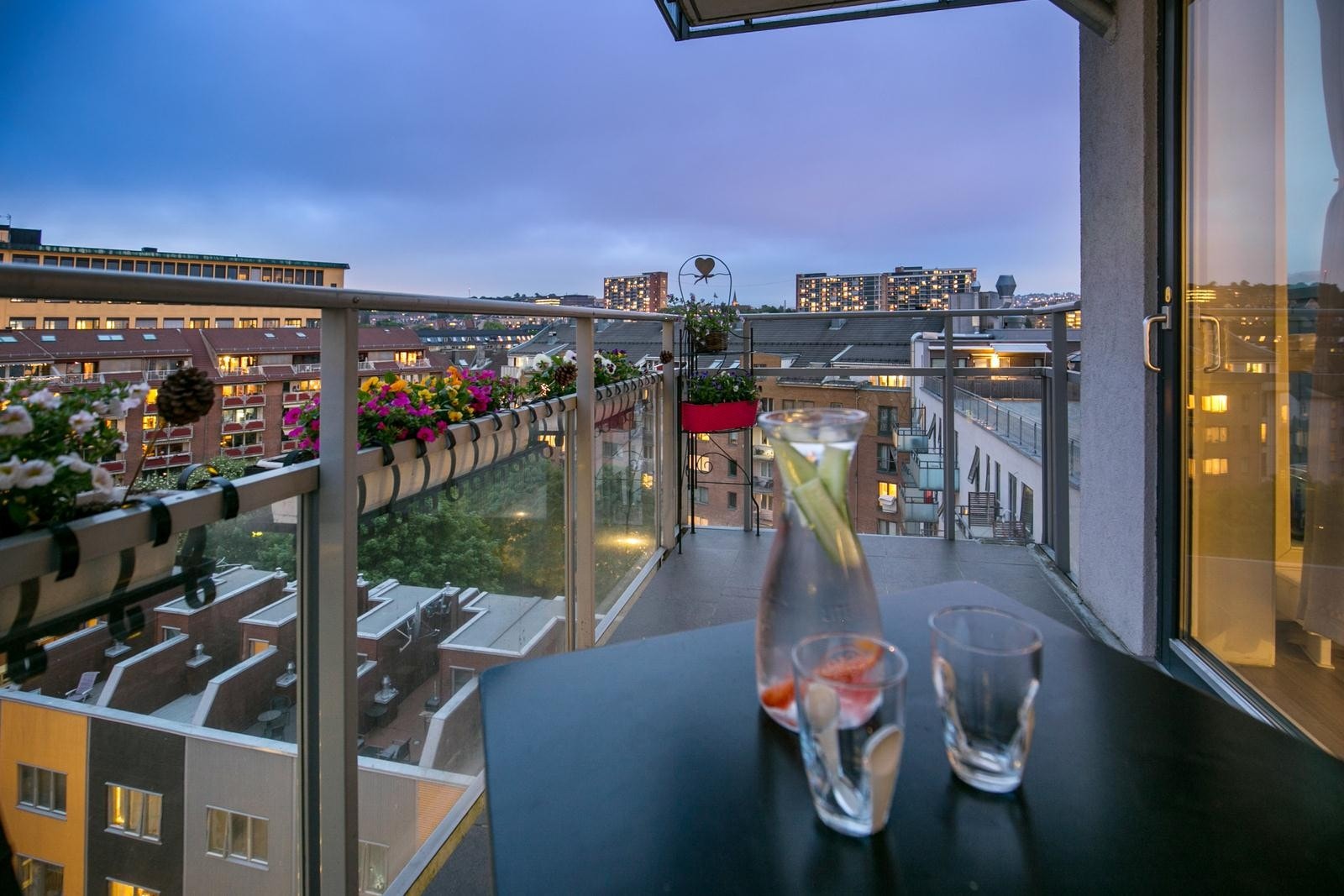 Her kan du nyte fantastisk utsikt, både fra felles takterrasse og leilighetens to balkonger! Galleribilde