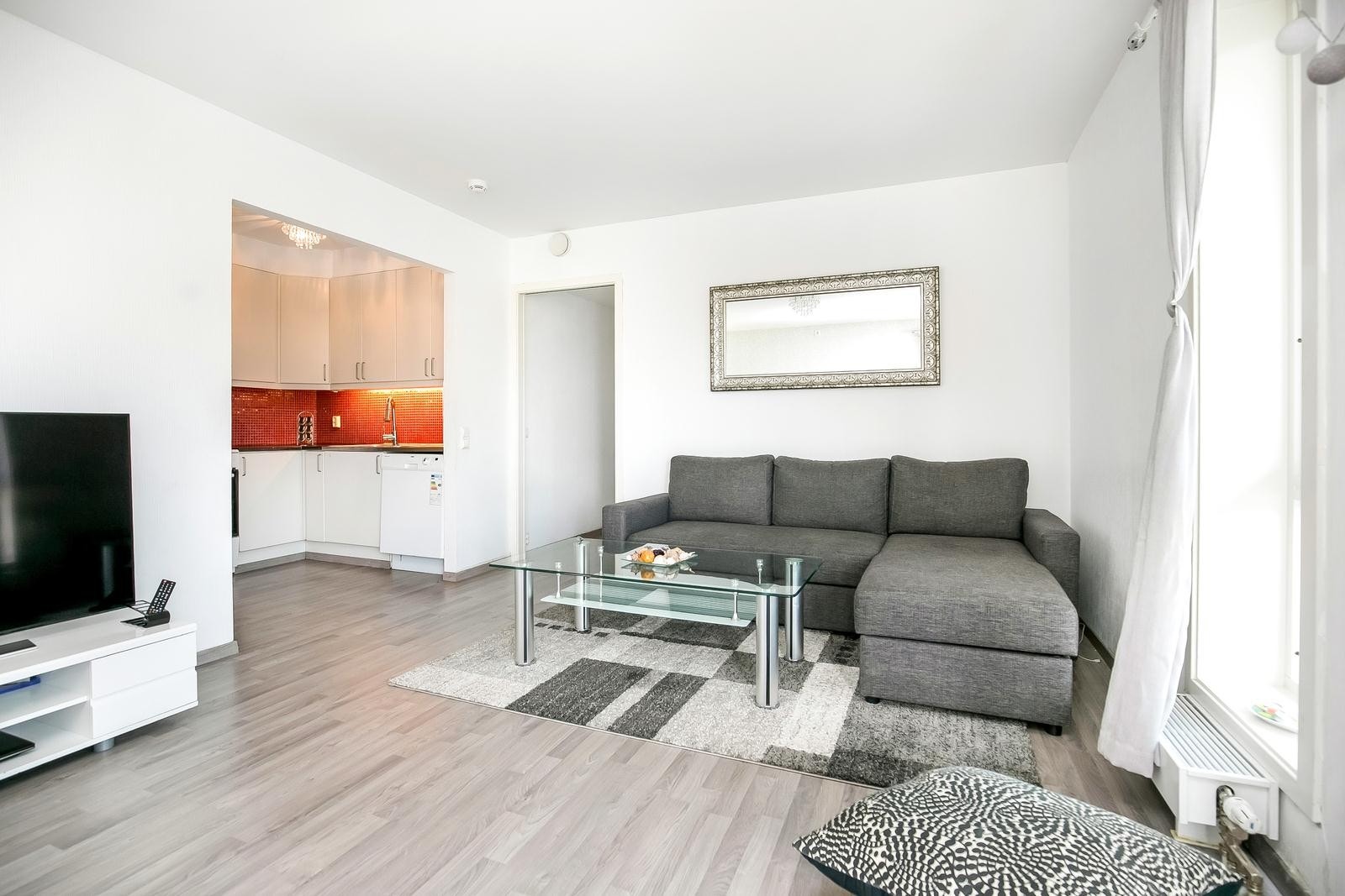 Stuen er romslig og innbyr til sosialt samvær med venner og familie Galleribilde