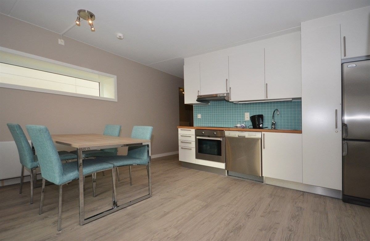 Kjøkken med spiseplass i denne leiligheten Galleribilde