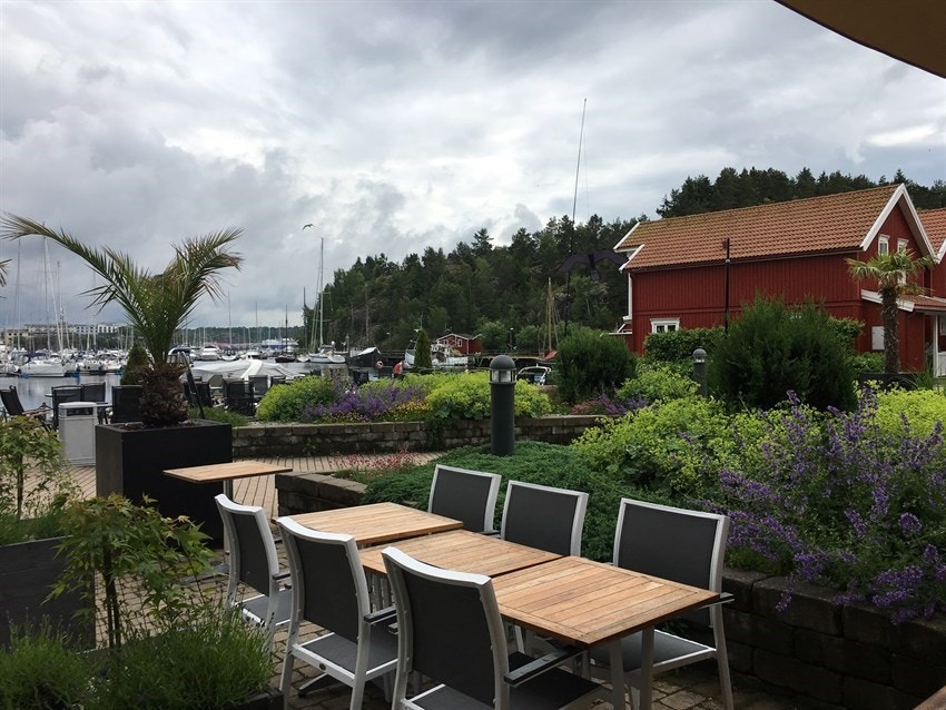 Uteserveringen ligger fint til ved havnen Galleribilde