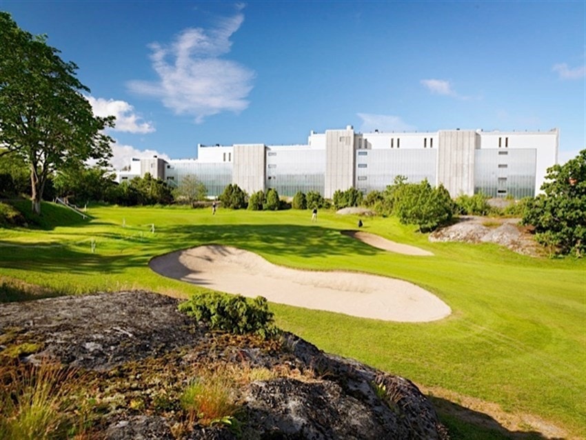 18-hulls golfbane. Kort spasertur dit. Galleribilde