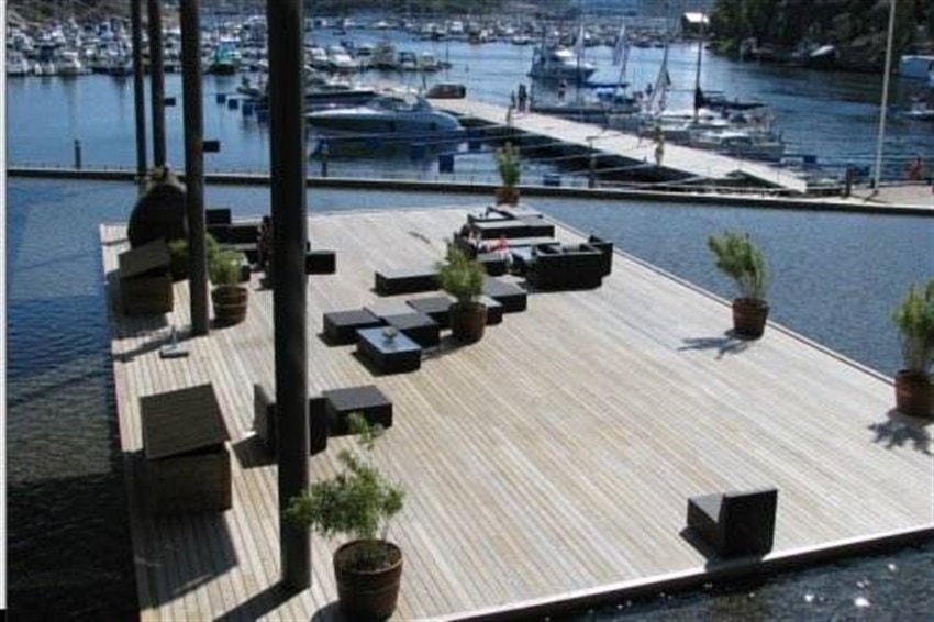 Uteområdet mot båthavnen. Galleribilde