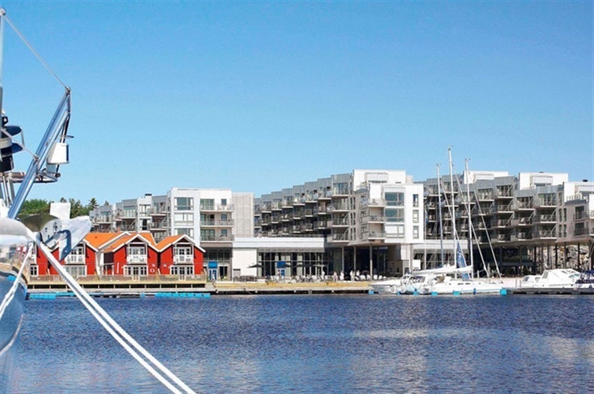 Hotellet sett fra sjøen. Galleribilde