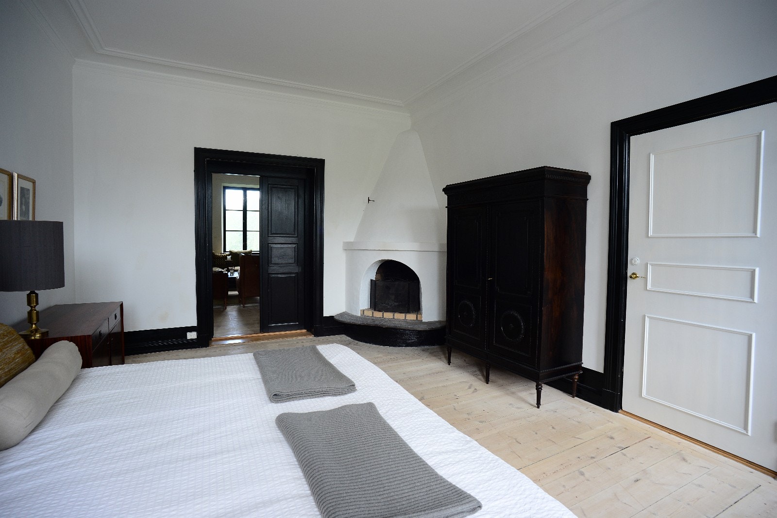 Soverom/peisestue 1. etasje Galleribilde