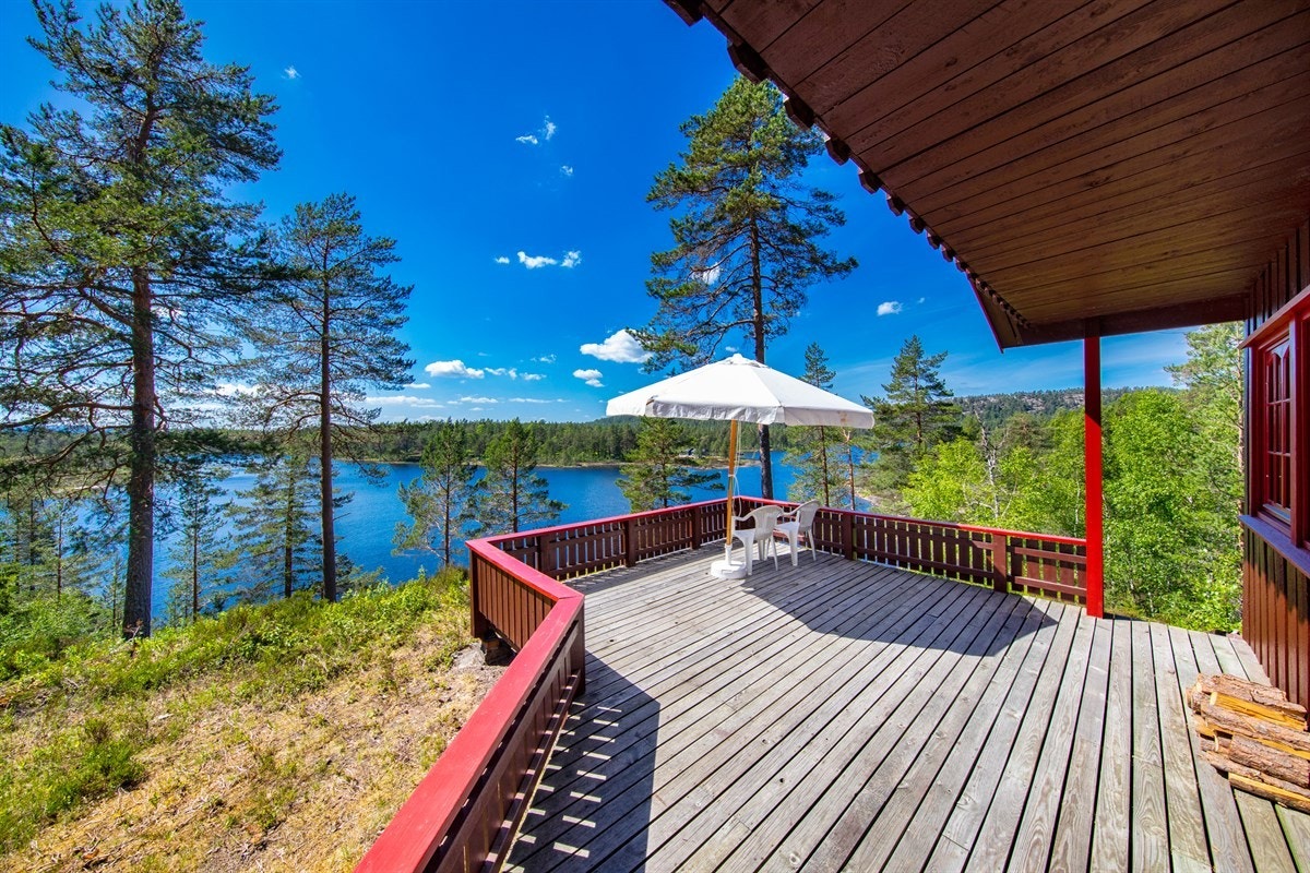 Utsikt mot Spjotvann - badeplass bare 20 meter fra hytta Galleribilde