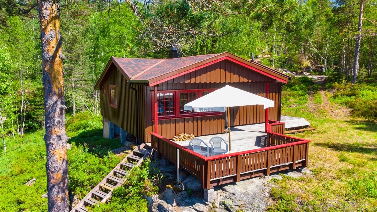 Stor og solrik terrasse forran hytta Galleribilde