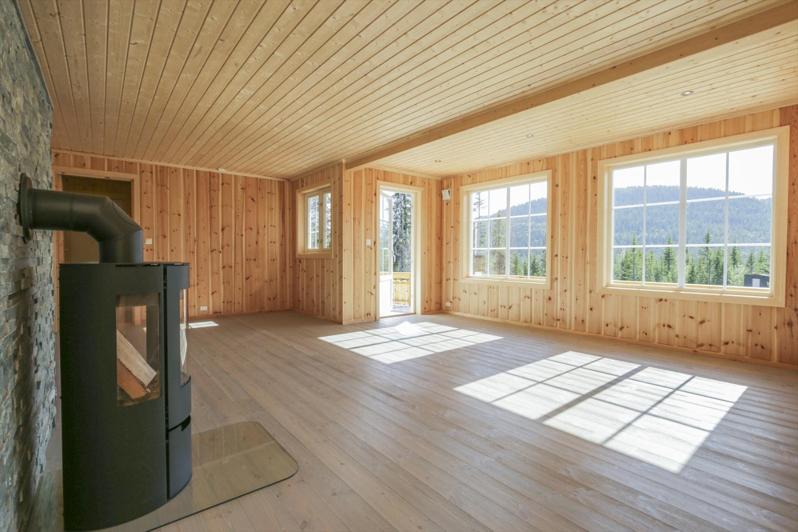 Store vindusflater som slipper inn rikelig med naturlig lys Galleribilde