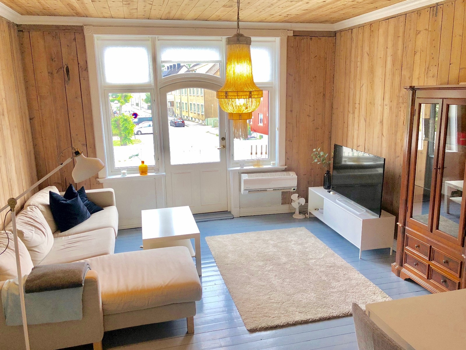 Innbydende og trivelig stue, med godt inn-lys. Galleribilde