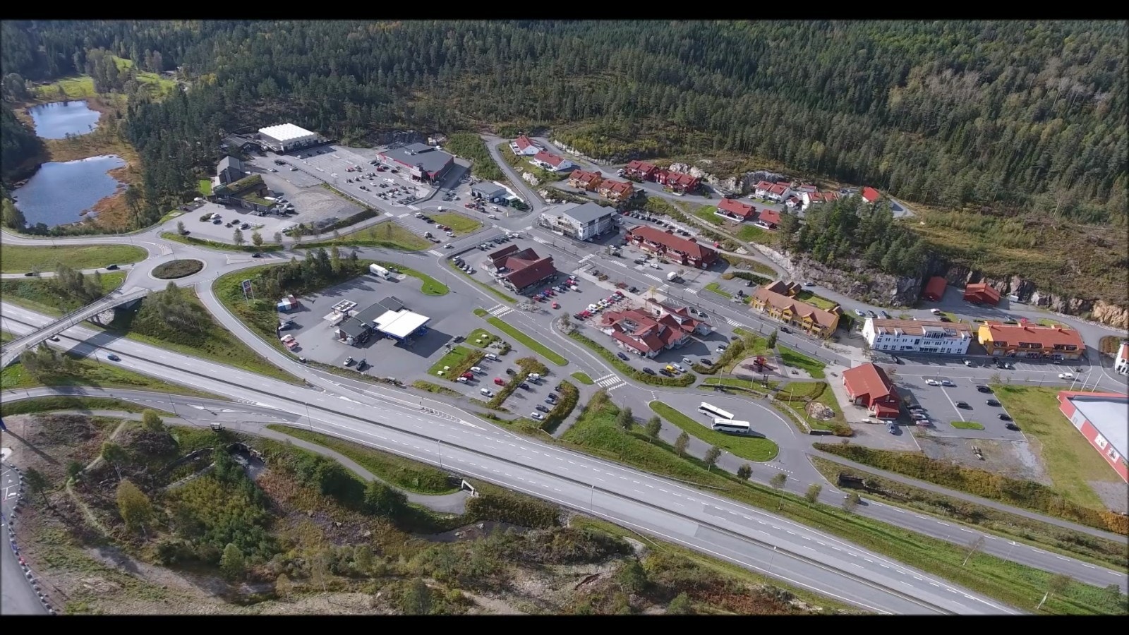 Oversikt over sentrumsområdet på Brokelandsheia. Næringsvirksomhet i forgrunn og populære leiligheter i bakgrunn. Galleribilde