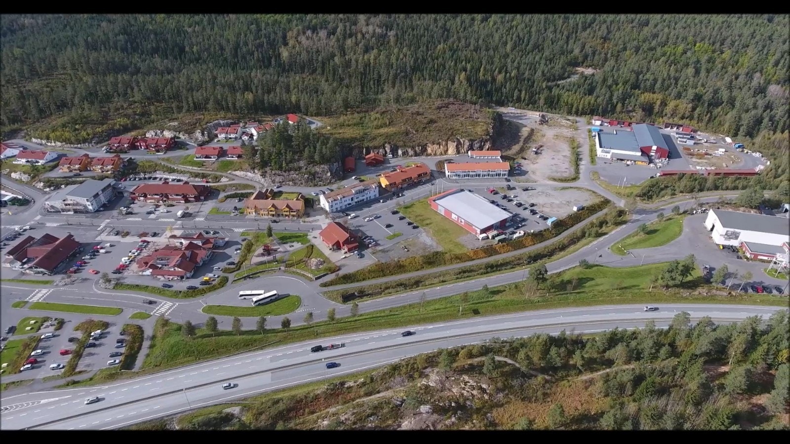 Ved sammenkobling av Sørlandsbanen og Vestfoldbanen er det aktuelt å etabler ny jernbanestasjon i området ved Bjordammen, øverst i bildet. Galleribilde