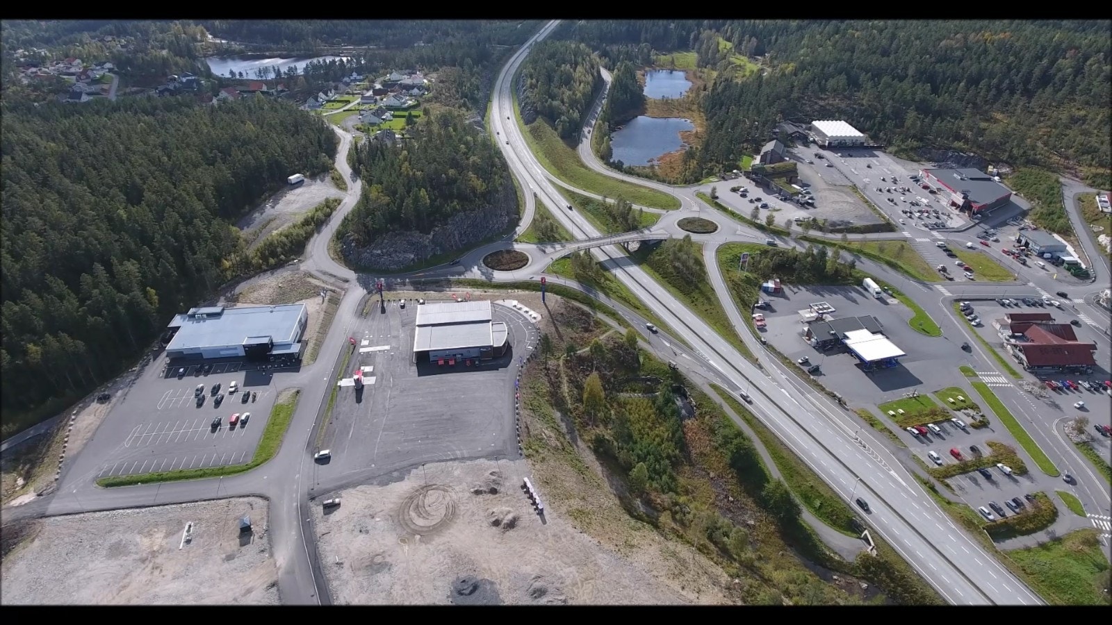 Nyetablert YX og rema1000 på venstre side av bildet. Øverst til venstre i bildet vises nyetablert boligfelt. Det er også planlagt nytt boligfelt i området øverst til høyre i bildet. Galleribilde