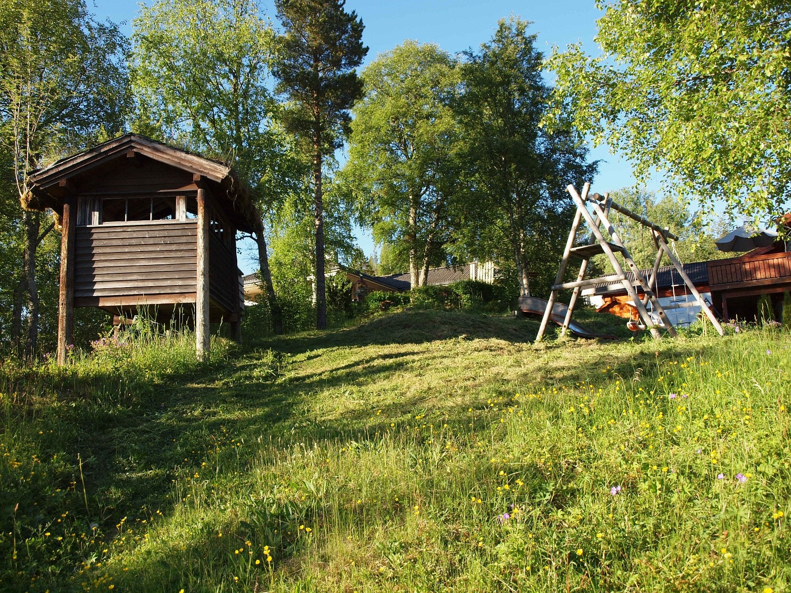 Lekeplass ved huset m/sklie og lekehytte Galleribilde