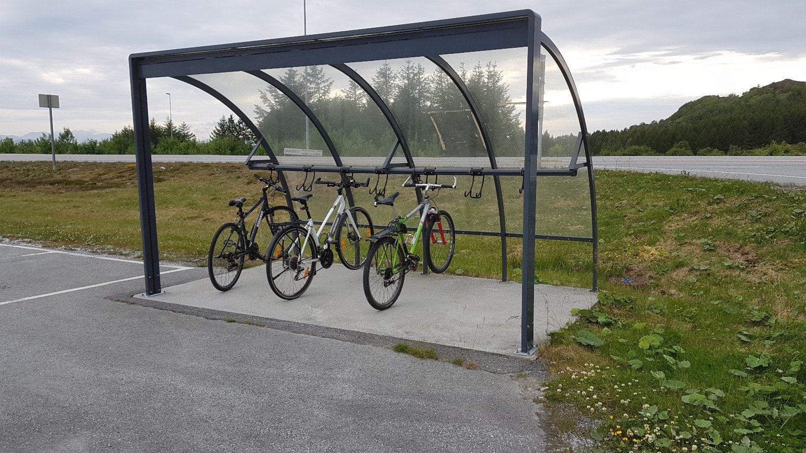Sykkelskur ved bussholdeplass. Galleribilde