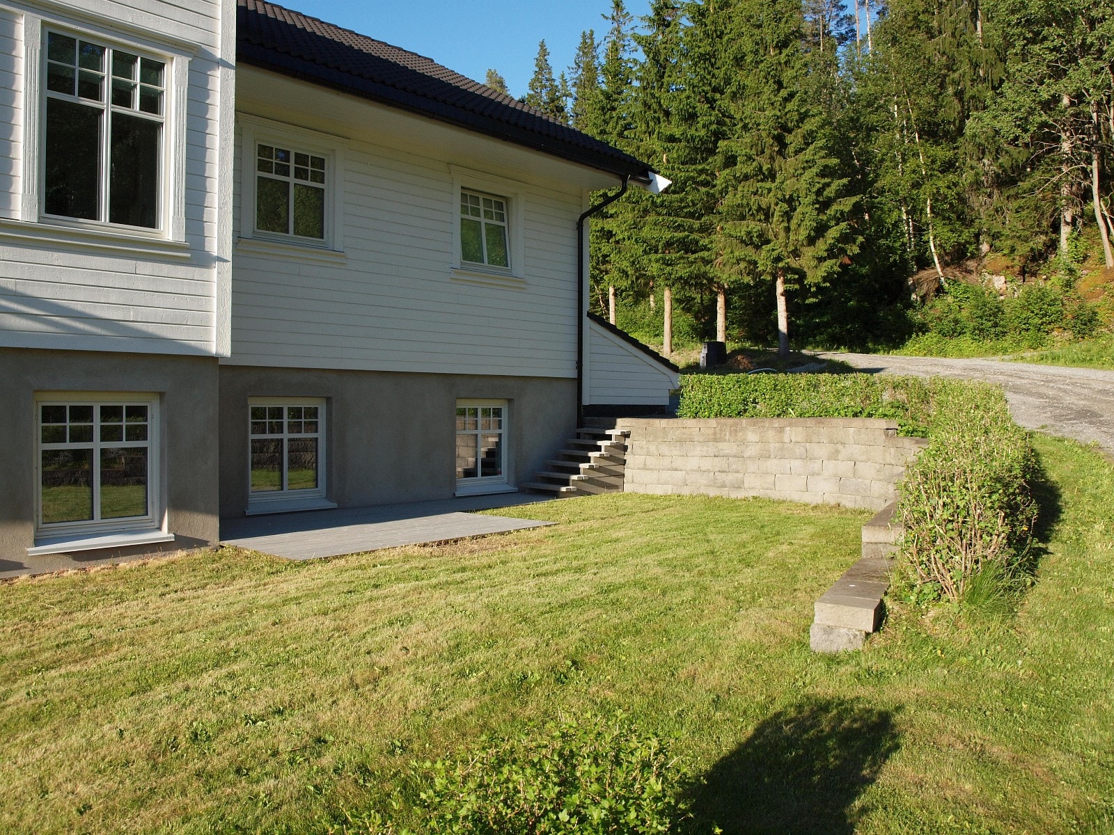 Sokkelleil. på denne siden. Egen platting og hageområde Galleribilde