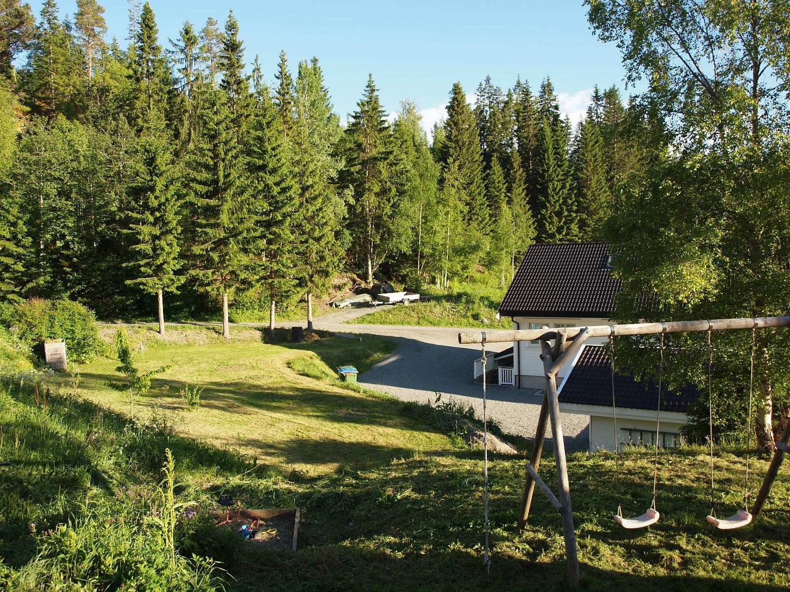 Lekeplass m/sklie og lekehytte(huske fjernet) Galleribilde