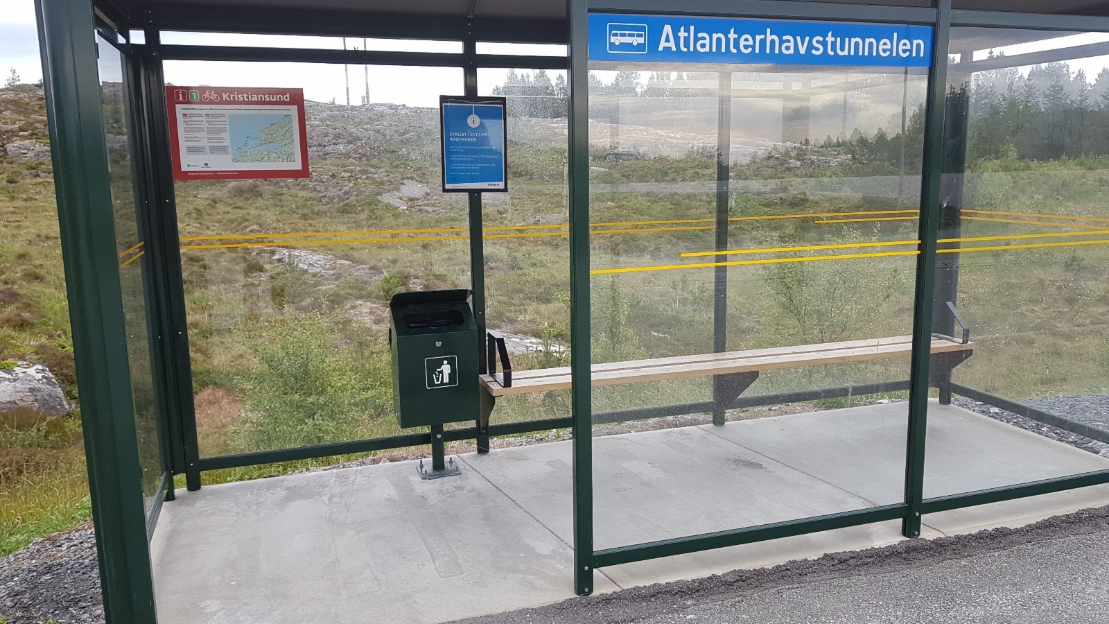 Bussholdeplass ved Atlanterhavstunnelen Galleribilde