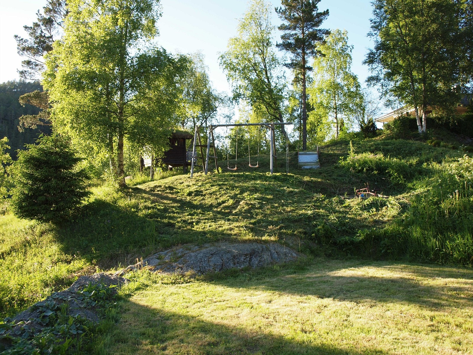 Lekeplass ved huset m/sklie og lekehytte Galleribilde