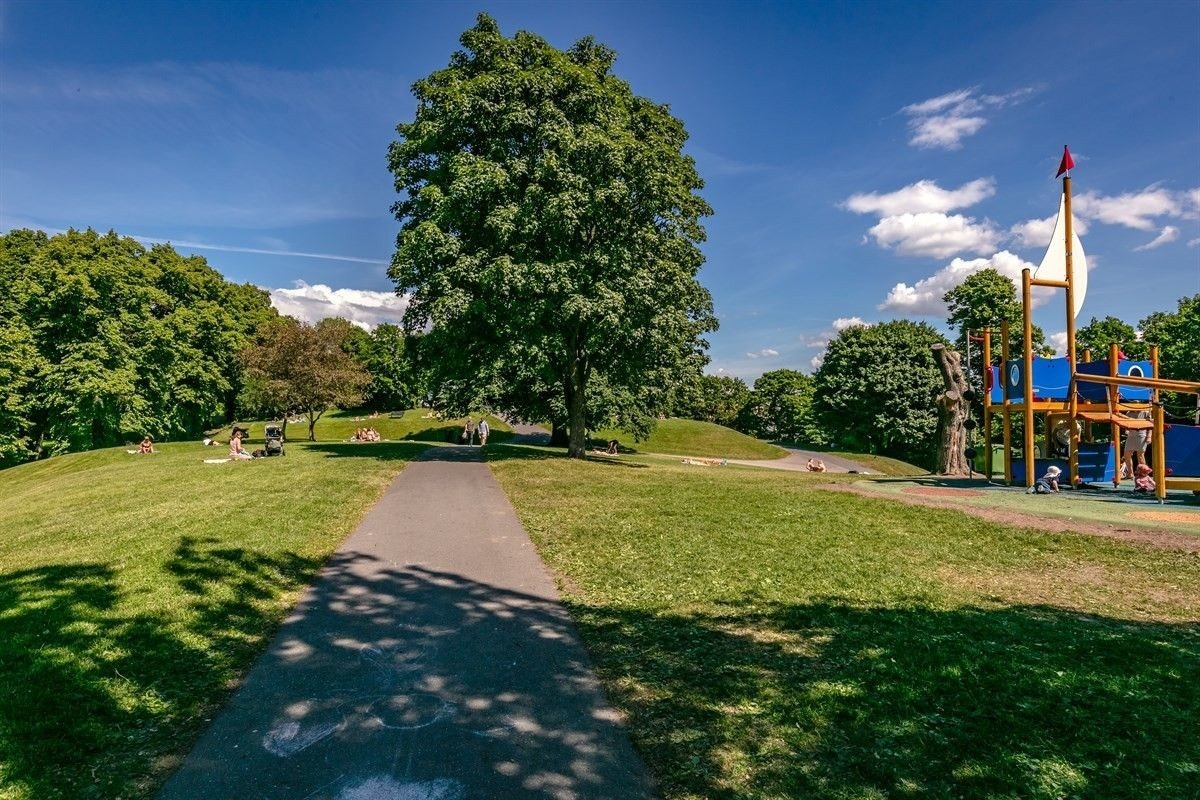 Leiligheten ligger på andre siden av gaten for Stensparken Galleribilde