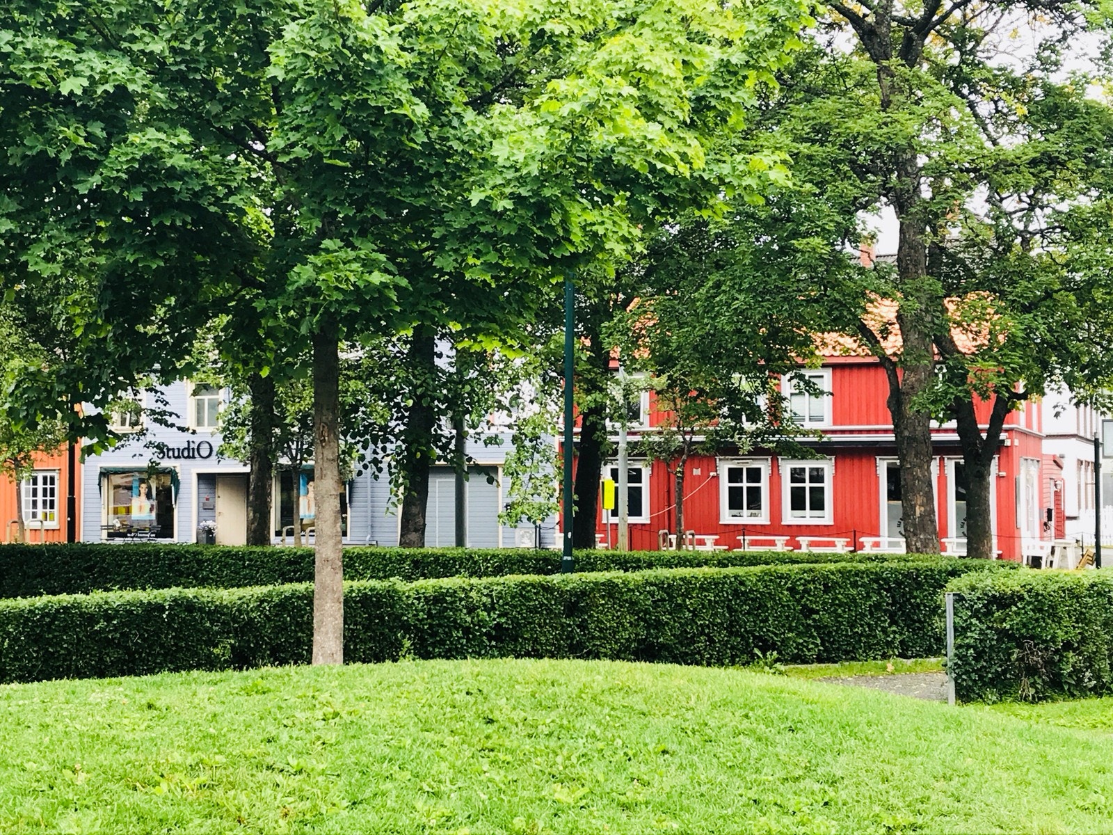 Fasaden er vendt ut mot idylliske Ilaparken Galleribilde
