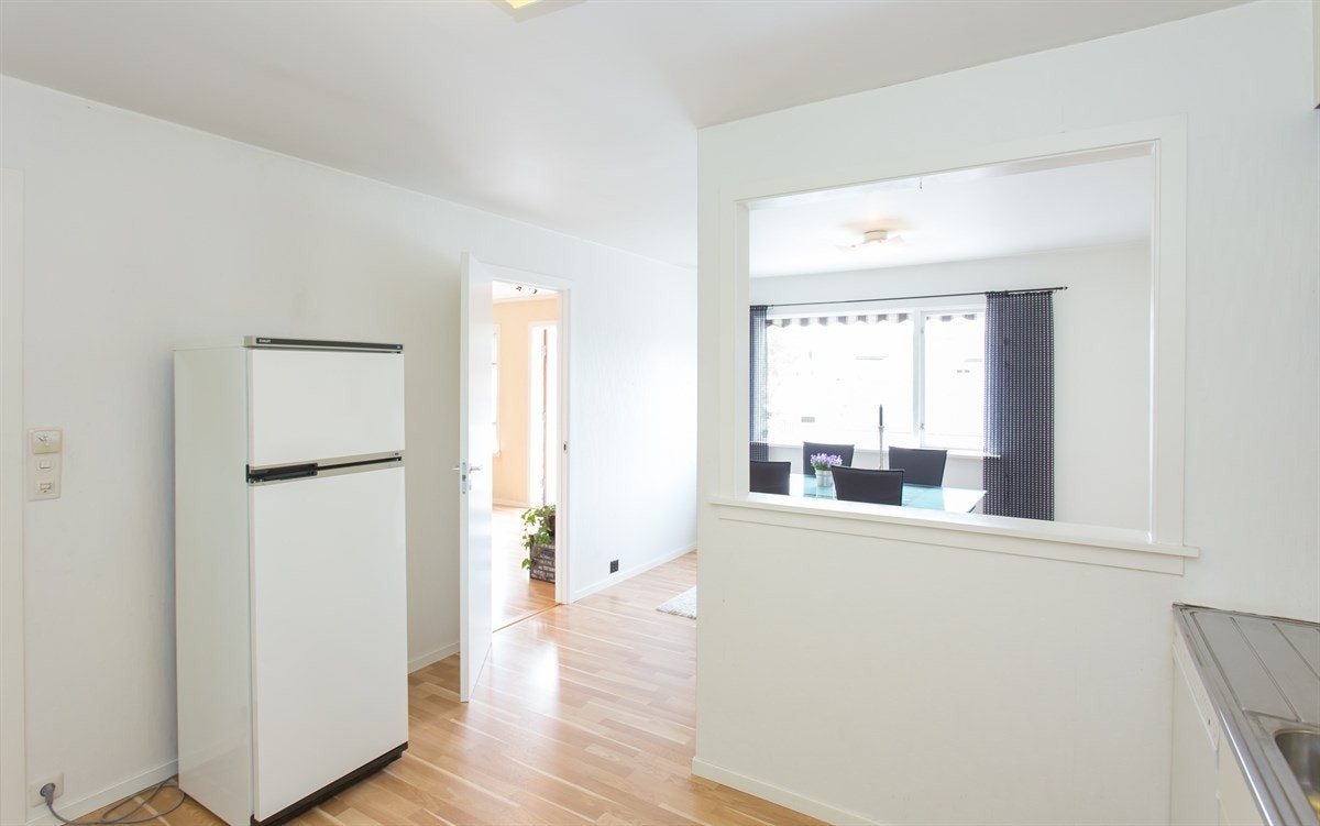 Del av kjøkken, spiseplass ved vinduet Galleribilde