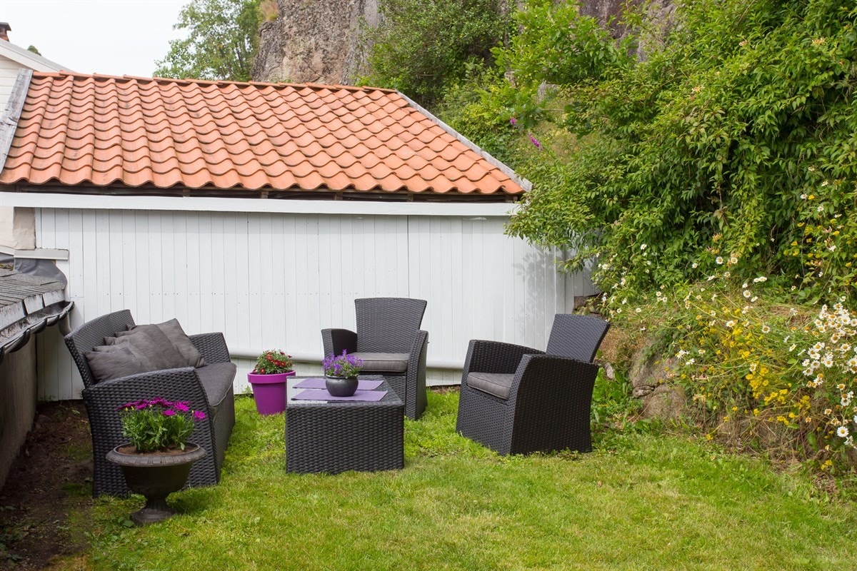 Usjenert hage bak garasjen Galleribilde