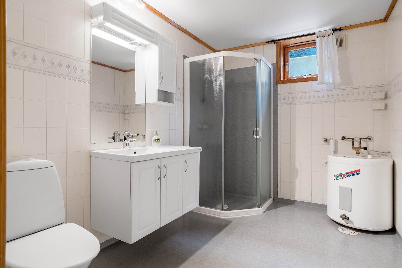 Bad, med plass til vaskemaskin Galleribilde