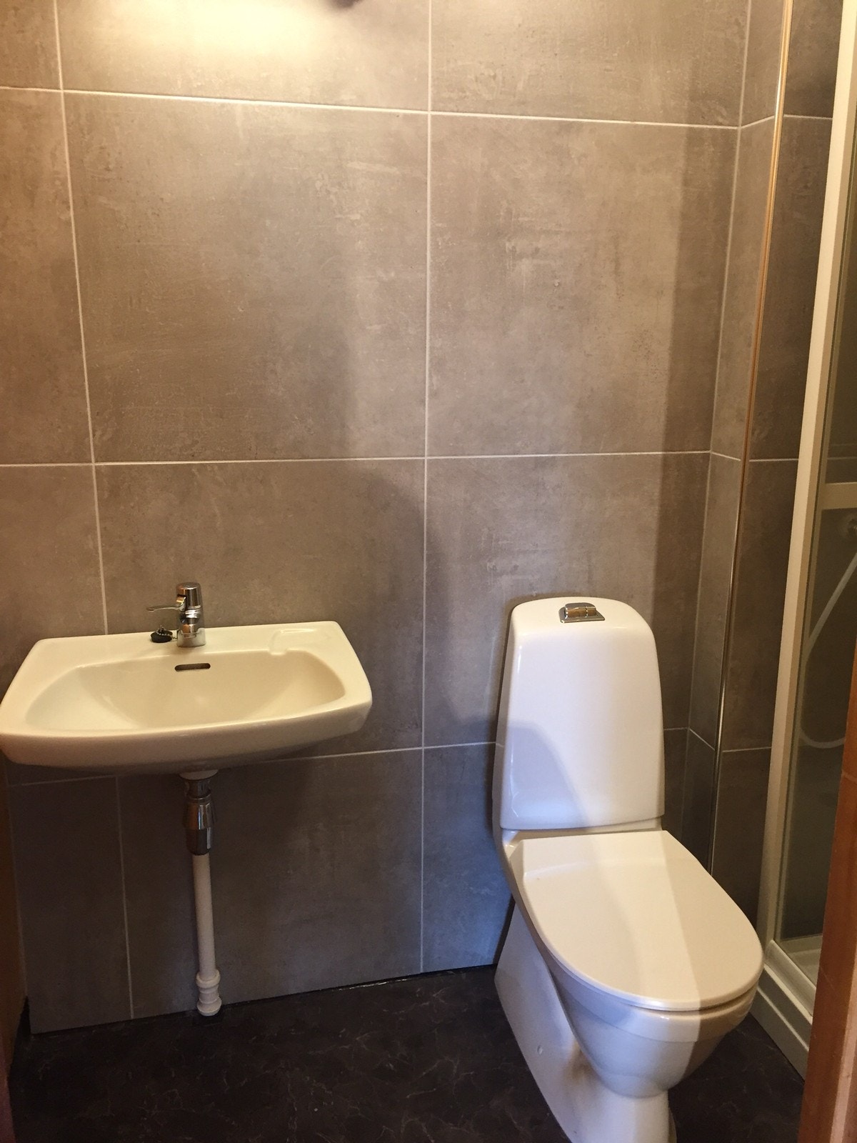 Bad med wc og dusjkabinett fra 2018 Galleribilde