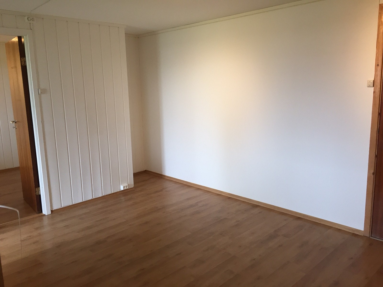 Stue/kjøkken. God plass til både spisebord og sofa Galleribilde